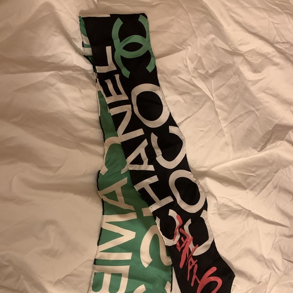 Stunning Authentic limited edition rare and collectible Chanel scarf.Must have! - Picture 12 of 14